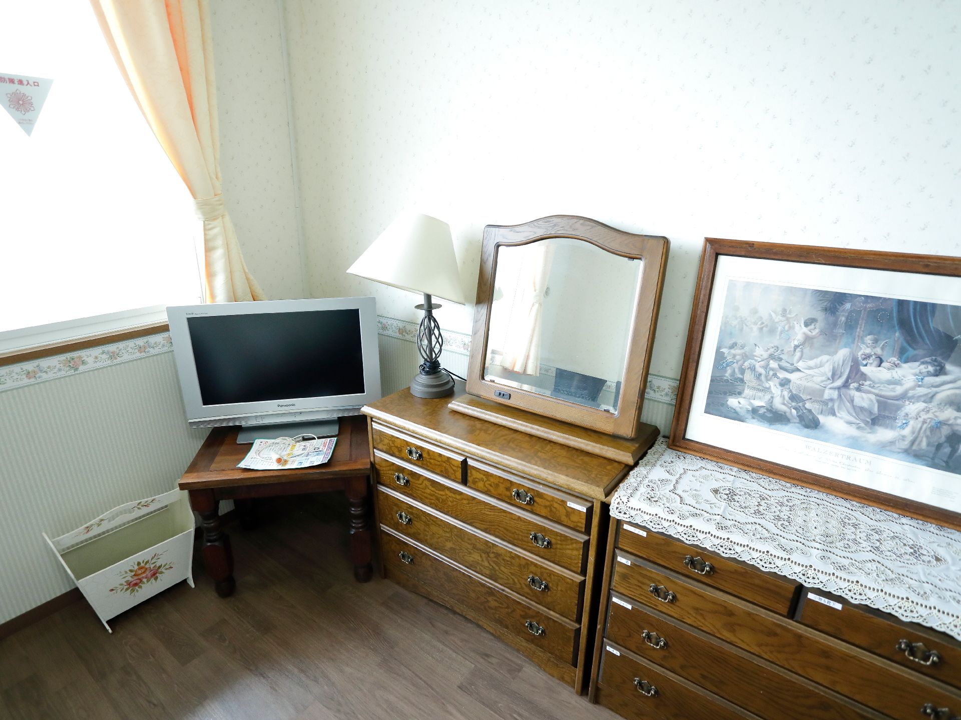 壁紙の天井側はシンプルな柄、床側はローズとストライプの模様を採用している。フラワー柄の壁紙が横断している内装である。