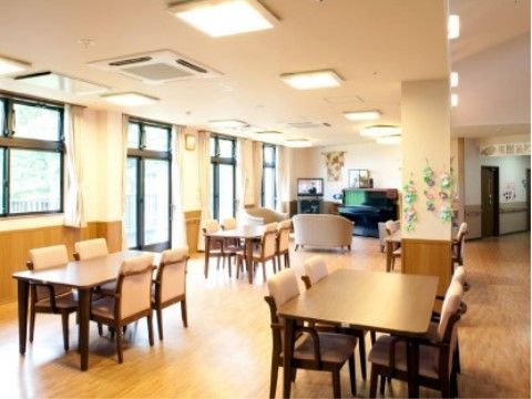 「ウェルネスかねの」の食堂・談話室。美味しいお食事をいただきながら、歓談の場としてもなっている。
