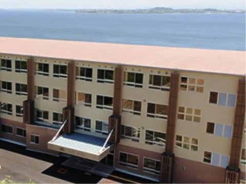 「サン・フラワー」の外観。中海が近く、海の香りが感じられる、3階建てのベージュ色の外観。