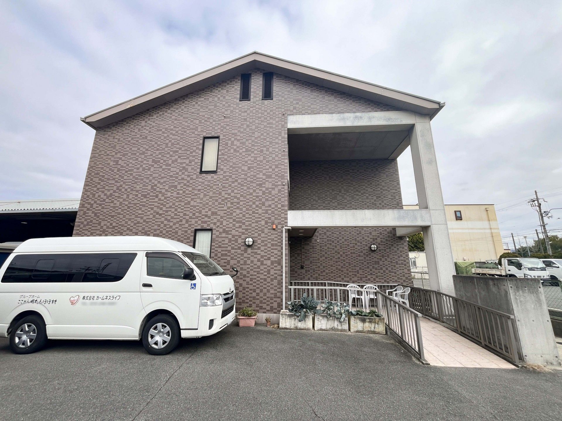 建物と送迎車の外観