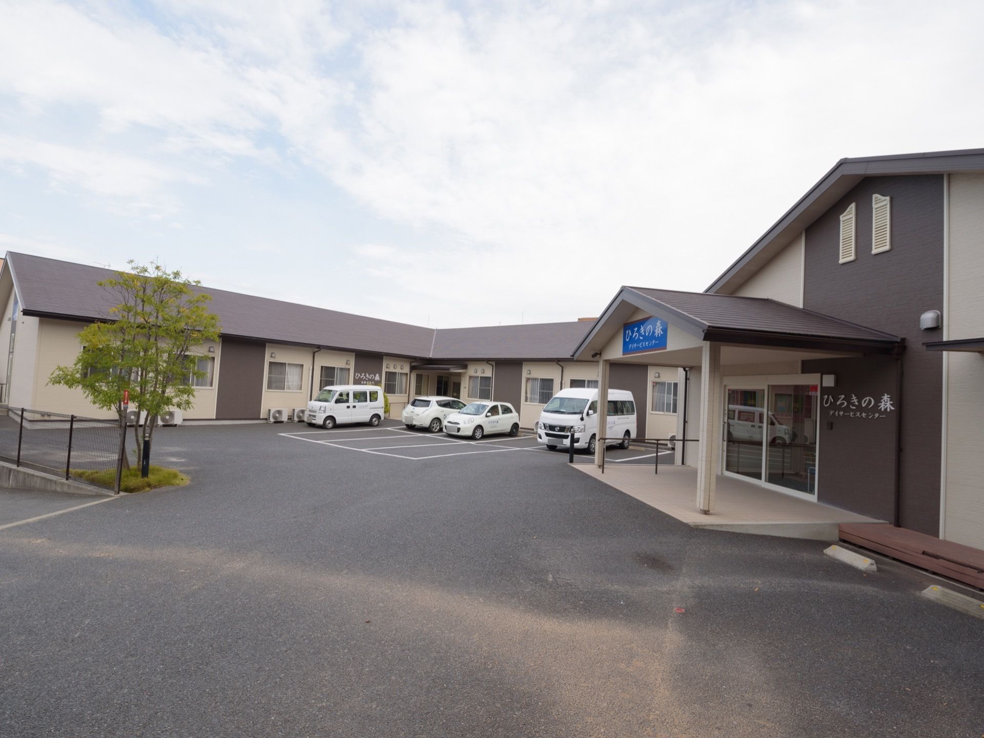 施設は一階建てで横に長い建物である。玄関前には三角の屋根を設置し、前面には施設名を書いた青い看板を掲げている。
