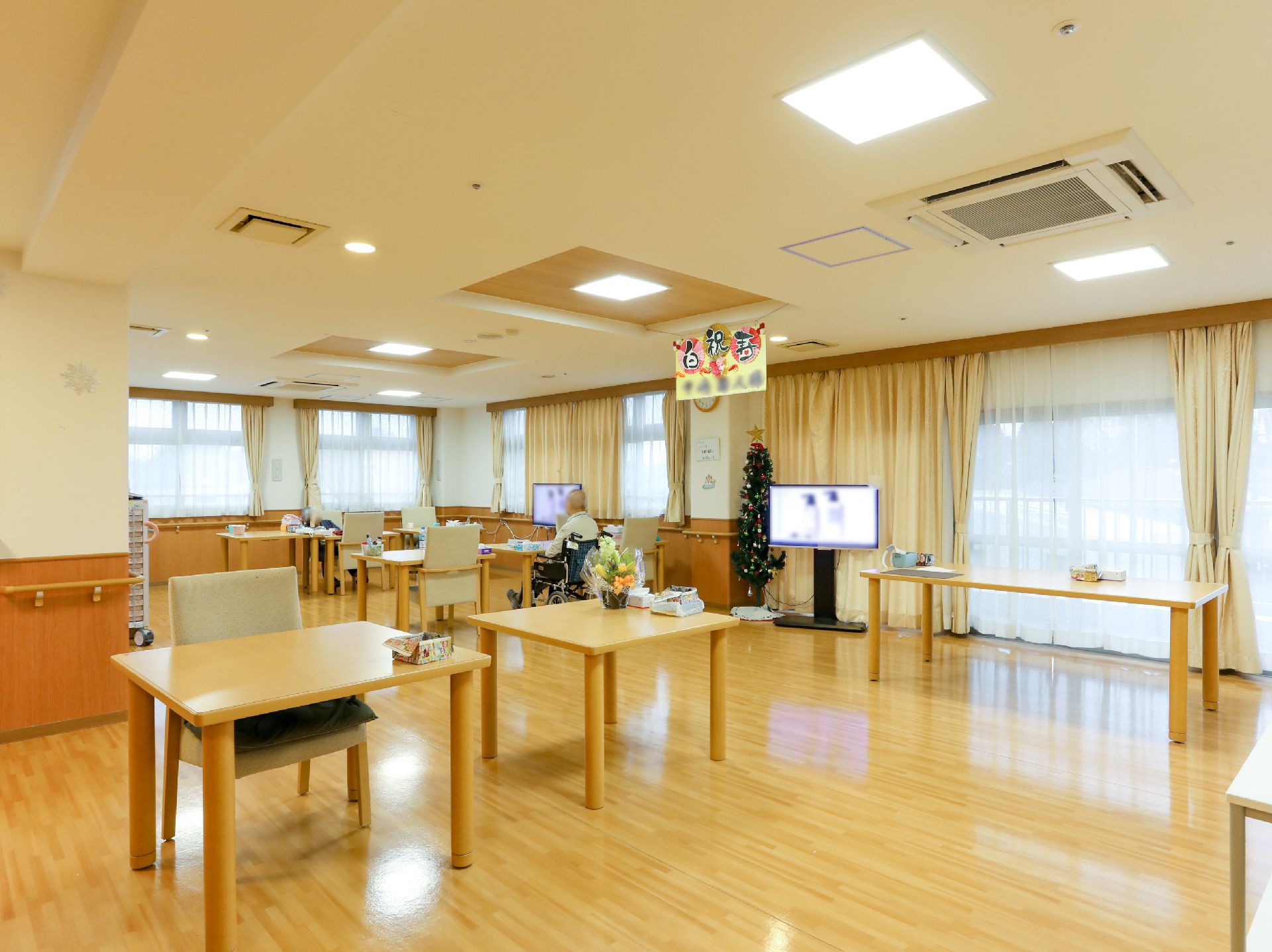 スペースが広く、入居者が集まって会話を楽しめる共有スペース
