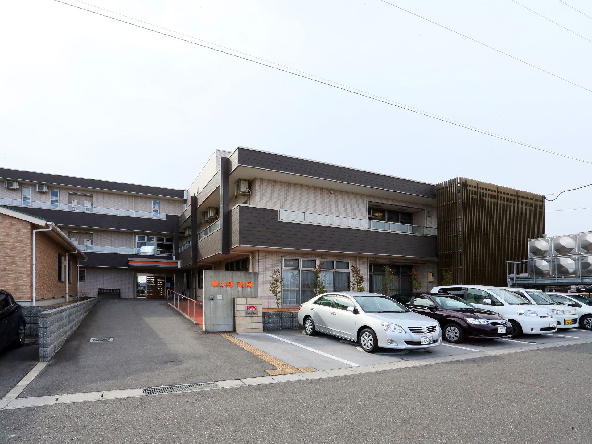 建物の前面に数台分駐車場があり、玄関までスロープが伸びていて、車もギリギリまで近づけるようになっている。