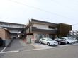 建物の前面に数台分駐車場があり、玄関までスロープが伸びていて、車もギリギリまで近づけるようになっている。