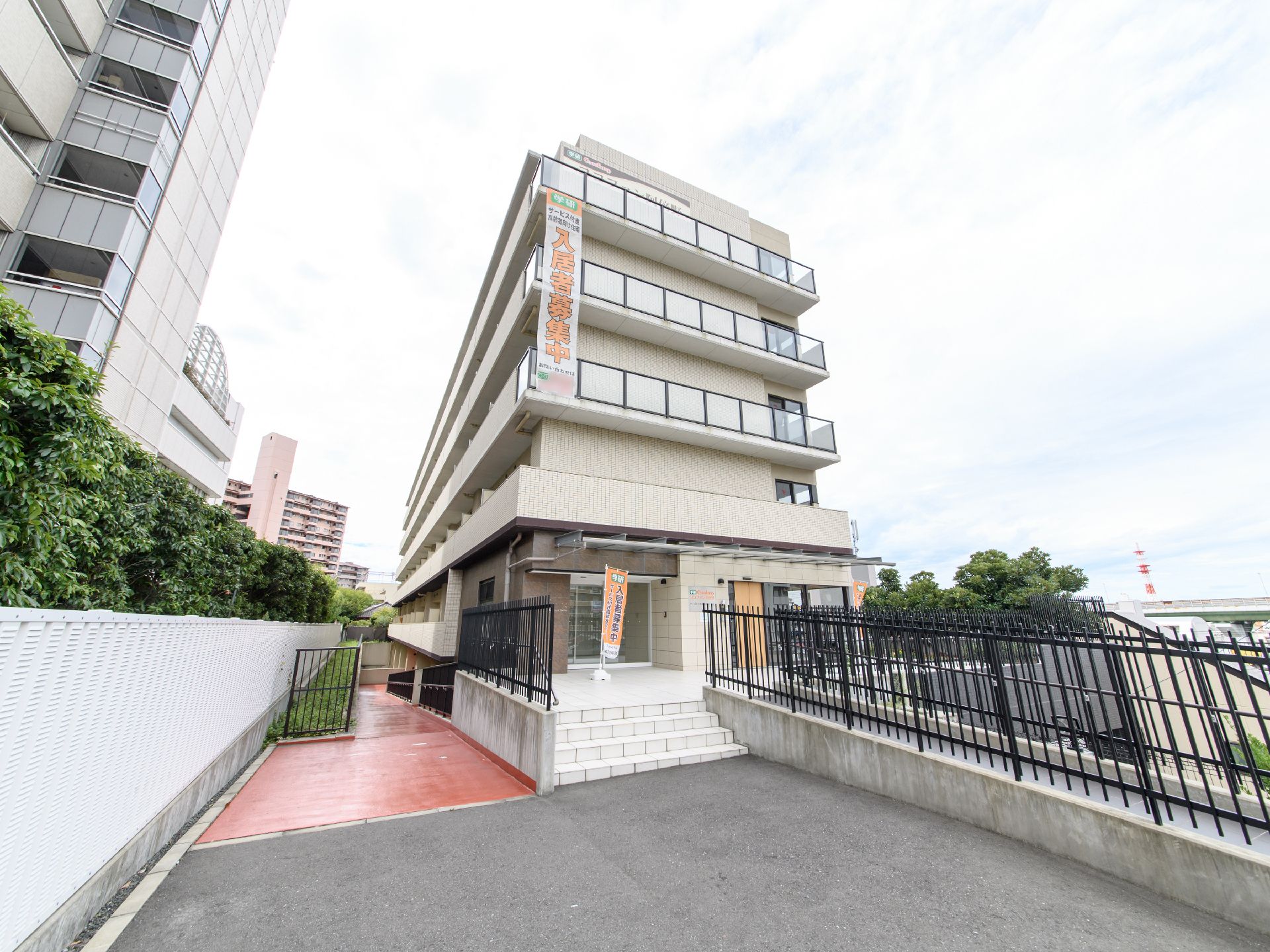 施設は5階建ての建物である。各階にベランダがあり、外周を囲むようにフェンスが設置されている。玄関前に階段がある。