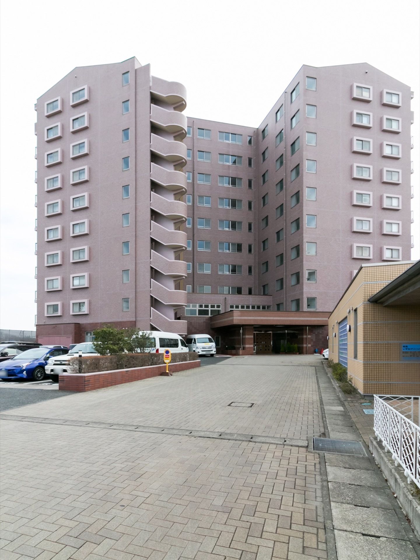施設は、均一に窓と外階段が並んだ外観をしている。建物の横側に、駐車場があり、複数列に渡って車を置くことが可能である。