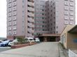 施設は、均一に窓と外階段が並んだ外観をしている。建物の横側に、駐車場があり、複数列に渡って車を置くことが可能である。