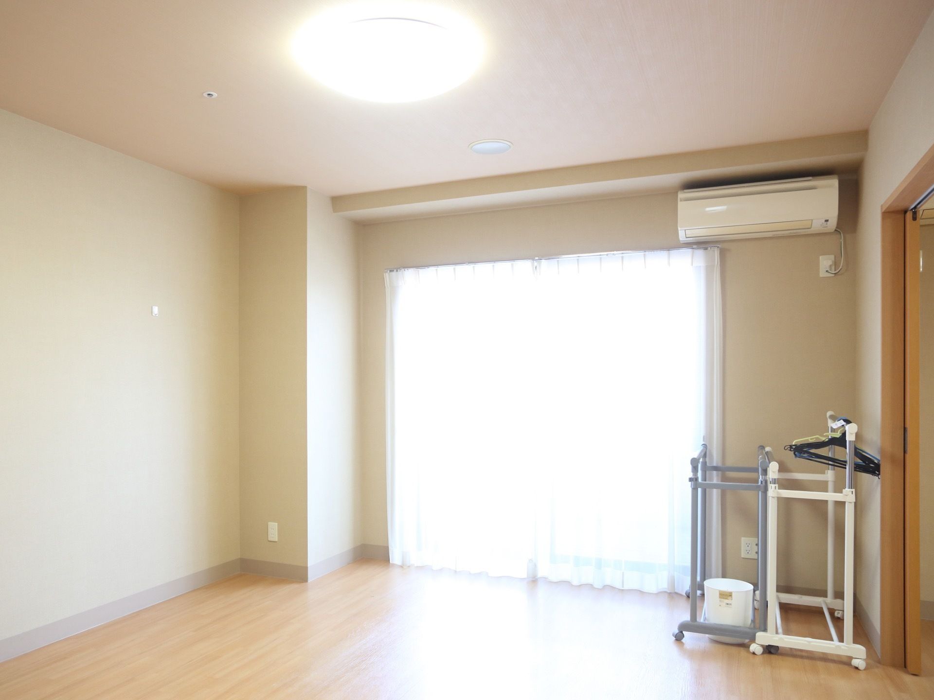 室内はフローリングでできており、広めで開放感のあるものになっている。窓も大きく日差しもたくさん入るので、圧迫感はない。
