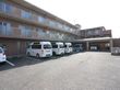 ３階建ての建物で、茶色のタイル貼りである。ワゴン車が６台停められており、駐車場が広い。車寄せには屋根がついている。