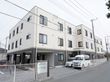 ３階建ての施設は１階が黒、２・３階が白に塗り分けられている。１階の玄関部分はくり抜かれた構造になっている。