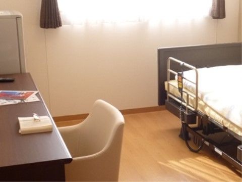 若葉ケアコミュニティそよ風の居室。居室は言介護ベッドを設置しています。