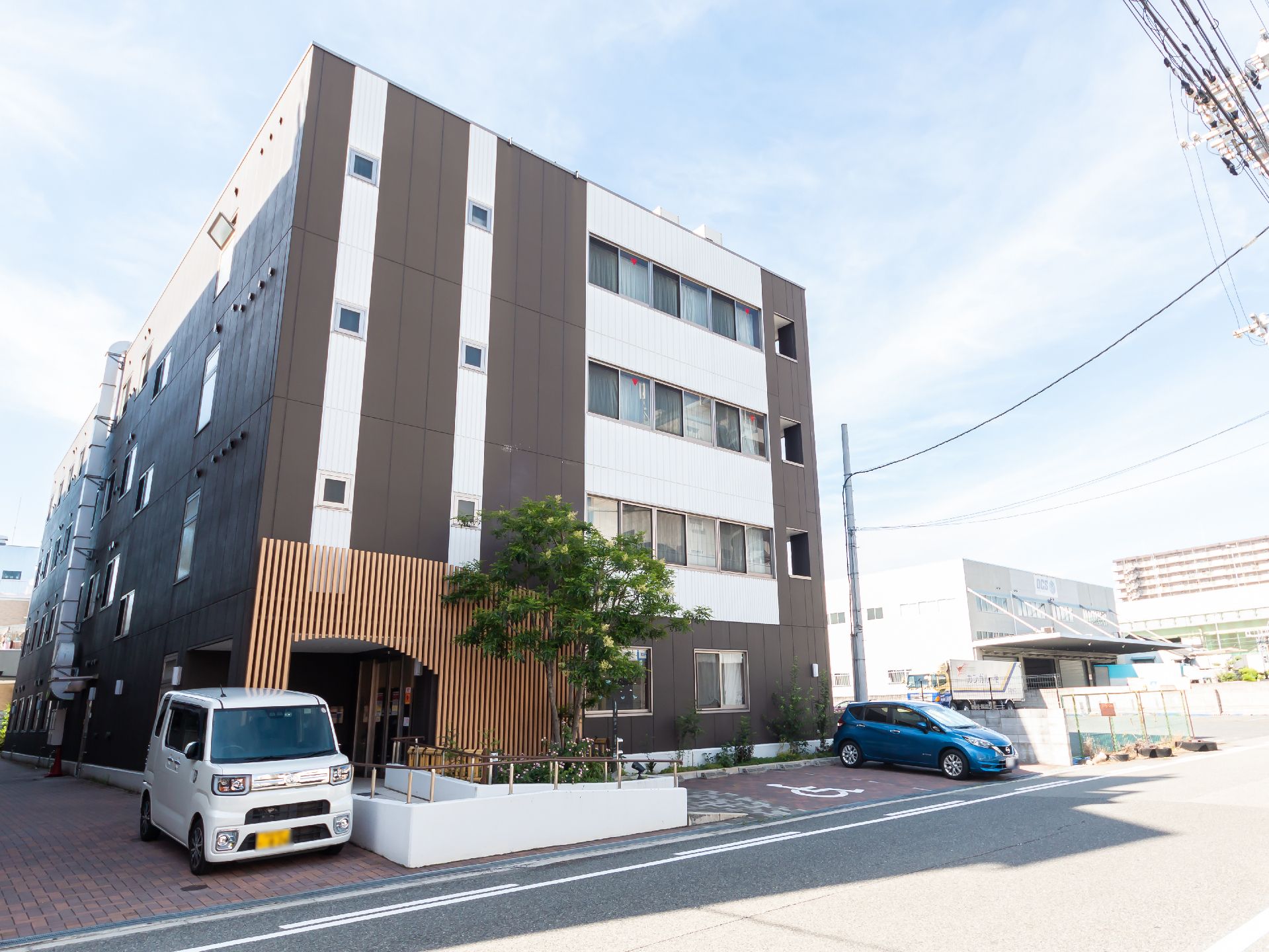 車椅子の入居者のためにスロープがついている外観