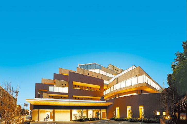 ベージュとブラウンの組み合わせが印象的な、個性的なデザインの建物