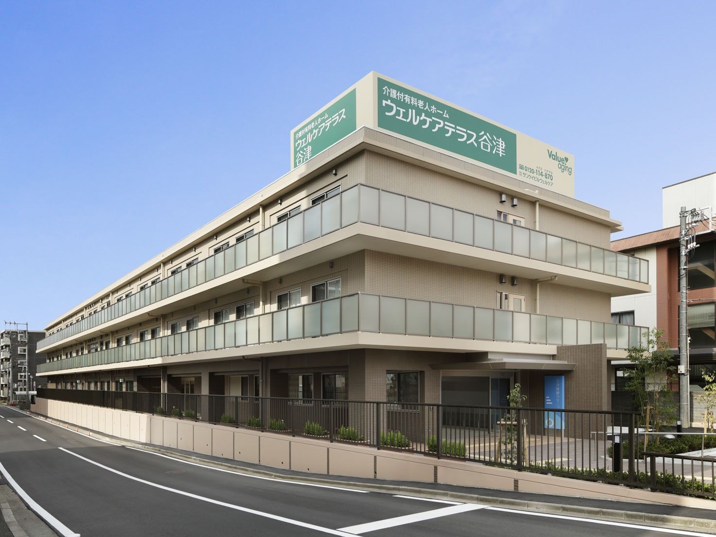プライバシーの曇りガラスを設置しているベランダが付いている3階建ての施設である。