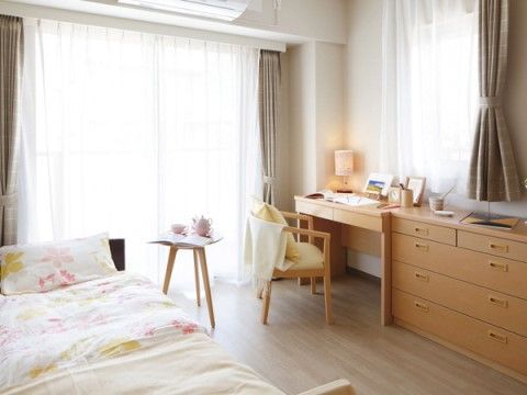 「ウエルケアテラス氷川台」居室。ナースコール付きですので、万一の時はいつでも鳴らせる。