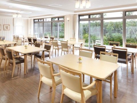 「ウエルケアテラス氷川台」ダイニング。旬の食材を用いたお料理をご提供させている。