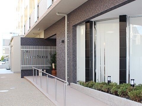 エントランスがあり、スロープがある。おしゃれでモダンな雰囲気である。
