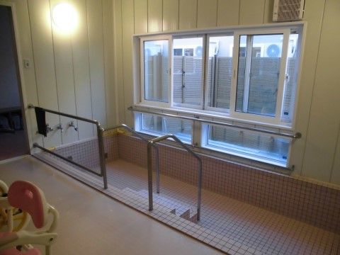 手すりが設置され、転倒防止に配慮されている。大きな窓からは光が入り、爽やかな気持ちで入浴を楽しめる。