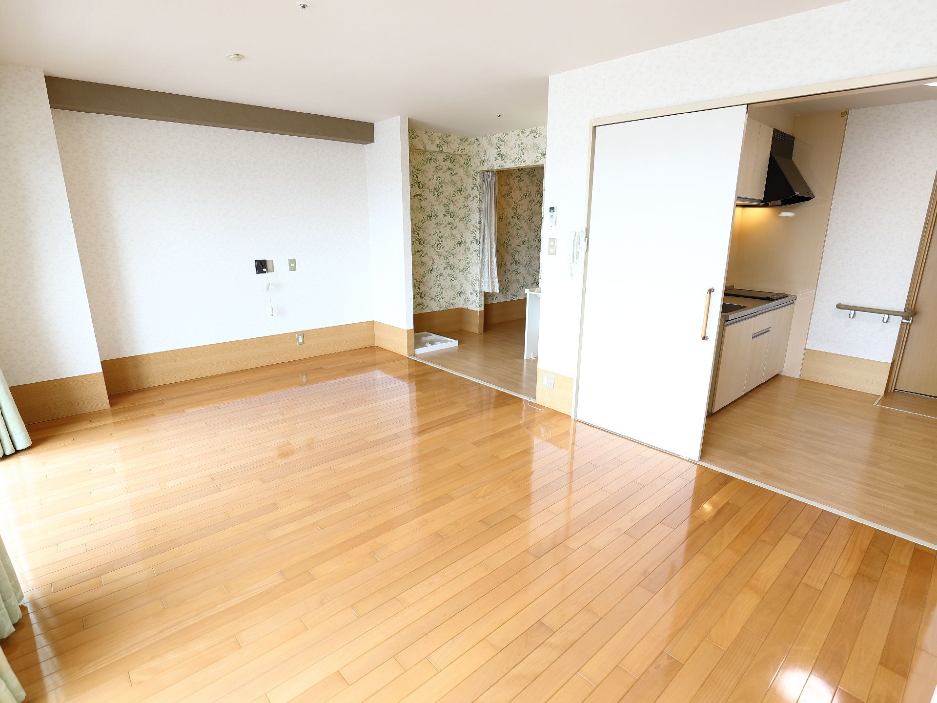 清潔なフローリングの部屋は大きな窓があり外の景色が楽しめる。部屋間の扉やしきりは広く取ってあるため車いすでも楽に通ることができる。