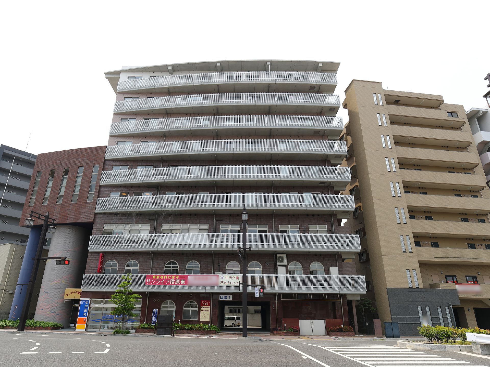 3Fはデイサービス等の施設、4F、5Fはサービス付き高齢者住宅、6F～9Fに高齢者向け賃貸住宅がある。