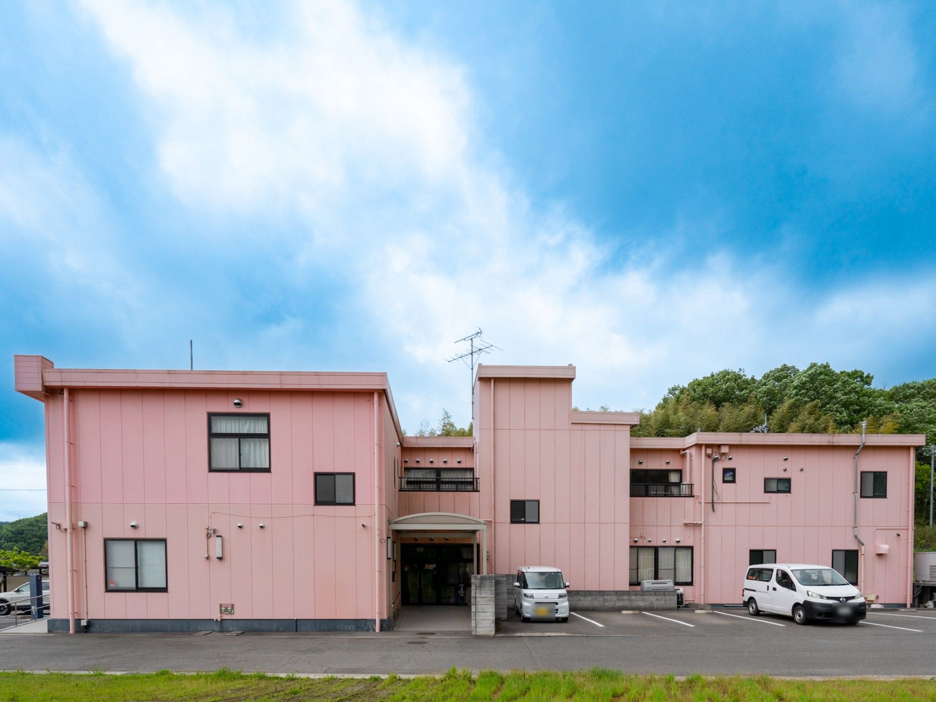 ピンク色の建物外観