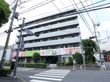 施設には入居者募集中のポスター幕が張られているので、介護施設であることが分かりやすい。目の前に大きな道路がある。