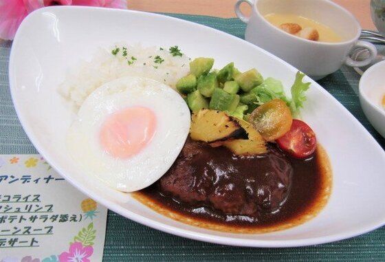 目玉焼きをトッピングしたロコモコライス