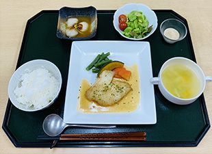 いんげん、かぼちゃ、人参を添えた魚のフライとサラダ、ライスとスープのセット