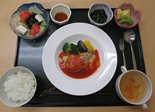 肉料理とサラダ、ライスとコンソメスープのセット