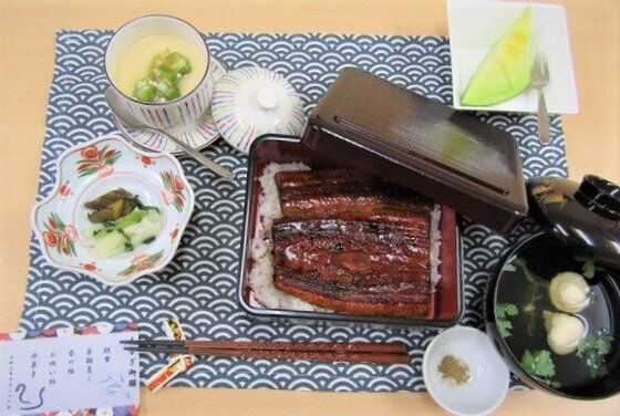 うな重と吸い物、茶わん蒸しとメロンのデザートのセット
