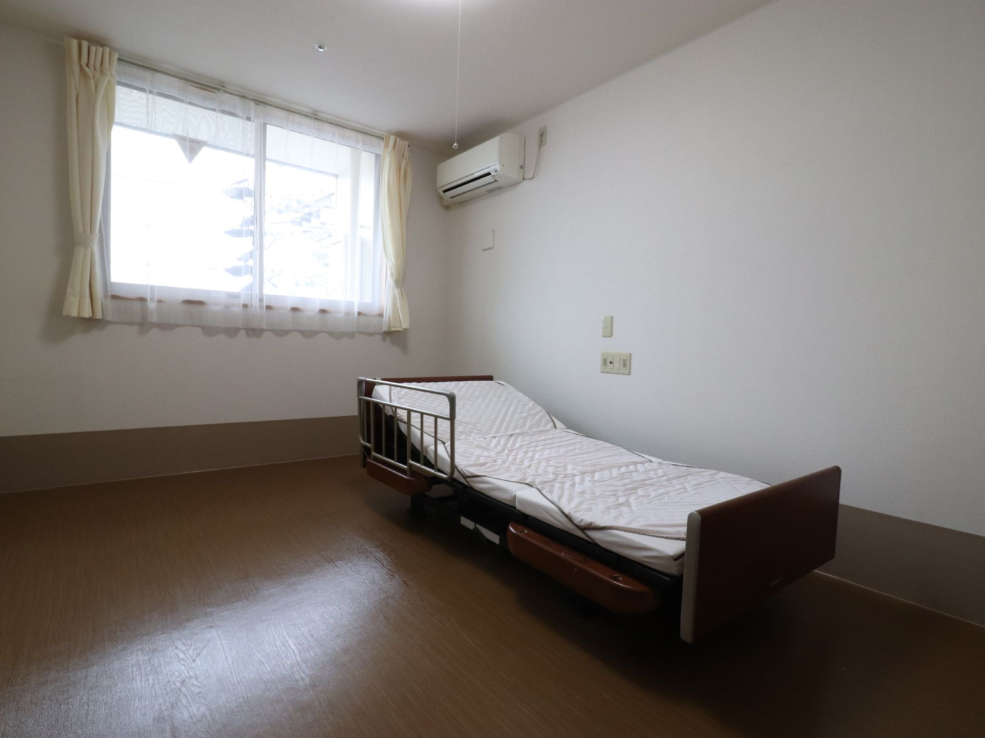 居室にはリクライニング式のベッドが設置してあるので、体が不自由な入居者においては楽に背もたれを上げる事ができる。