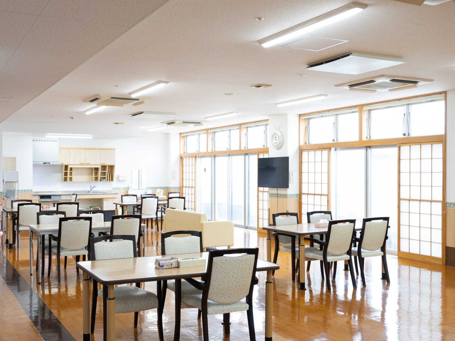 明るい食堂の様子