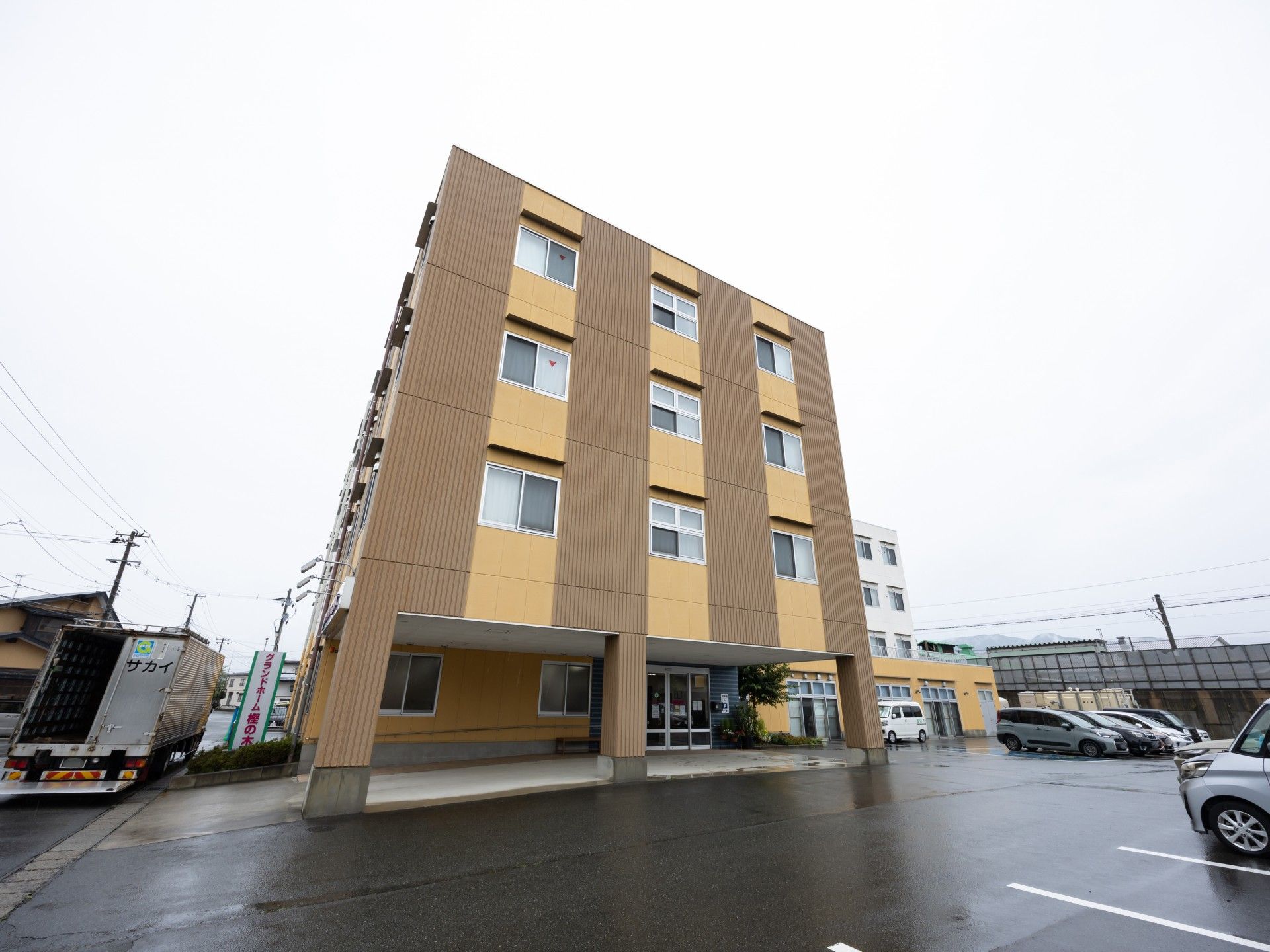 落ち着いた外観の建物