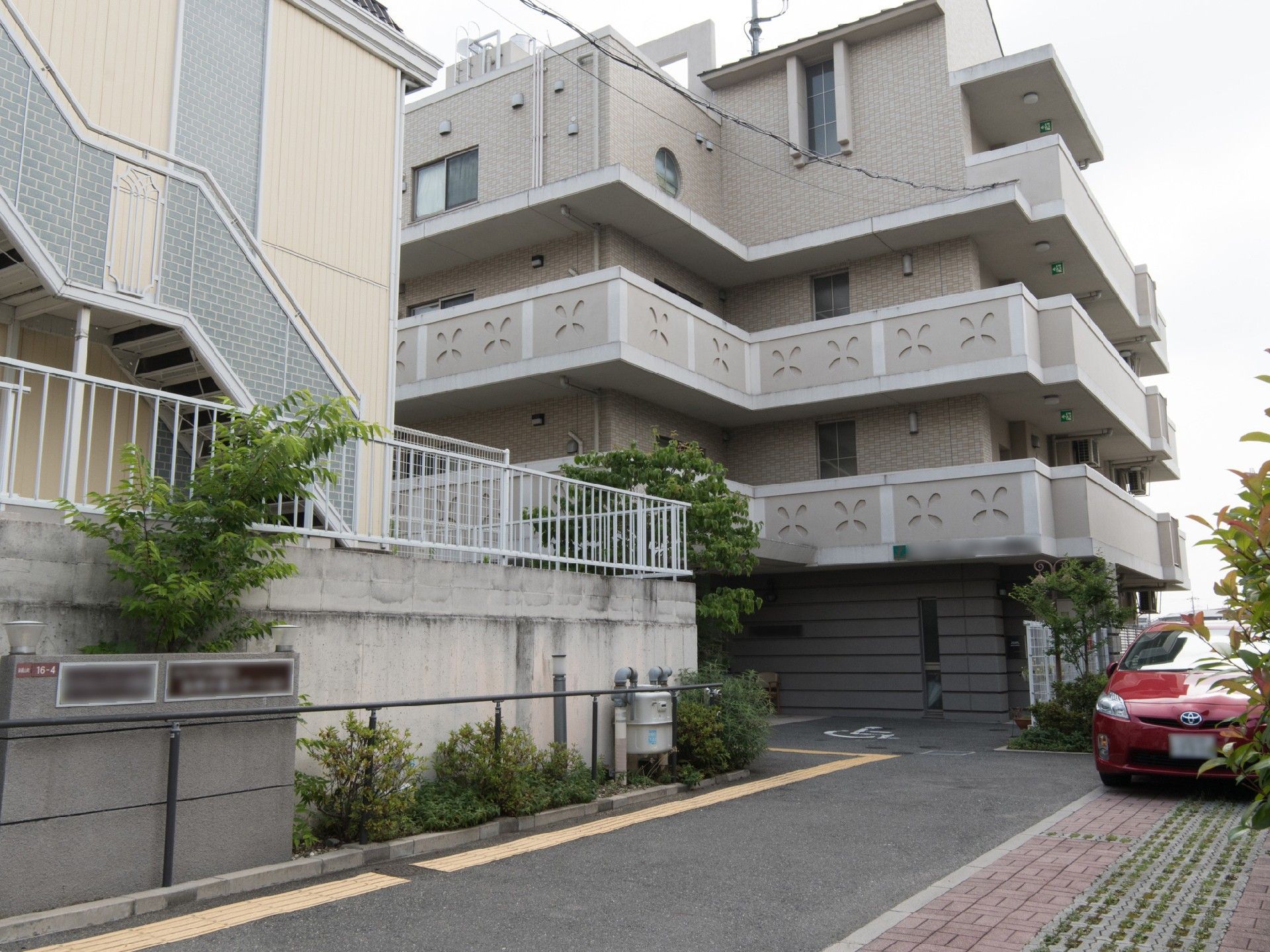 道路側から見た建物の外観。白亜の外壁が、周囲の閑静な住宅地にうまく溶け込んでいる。駅から歩いて5分の好立地。