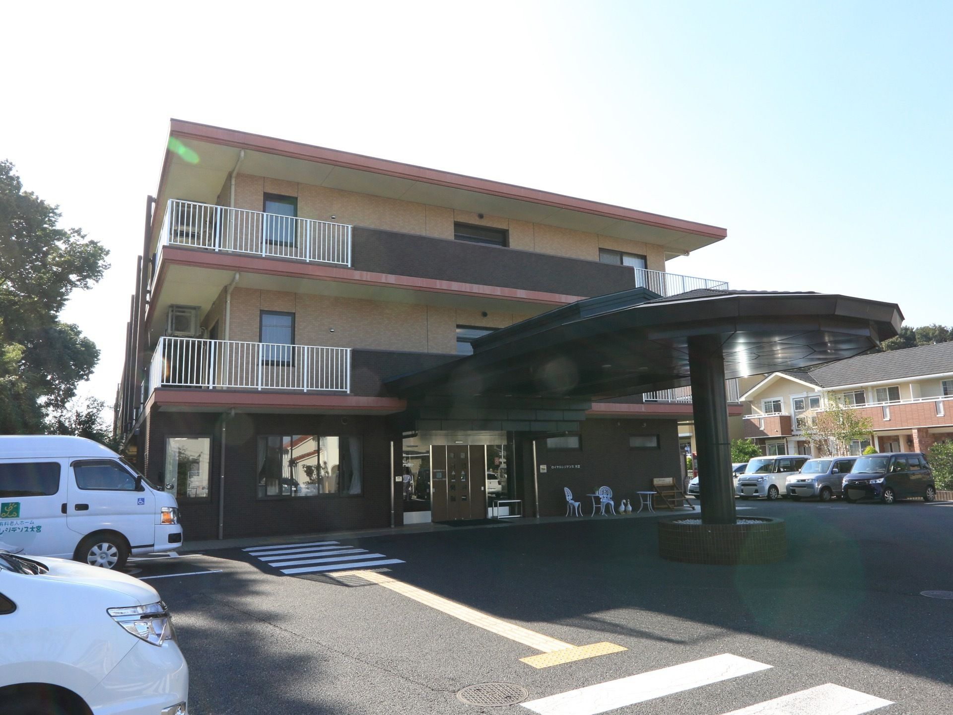 施設の外観は３階建てのマンションのような形となっている。施設から突き出したような屋根が設置されている。