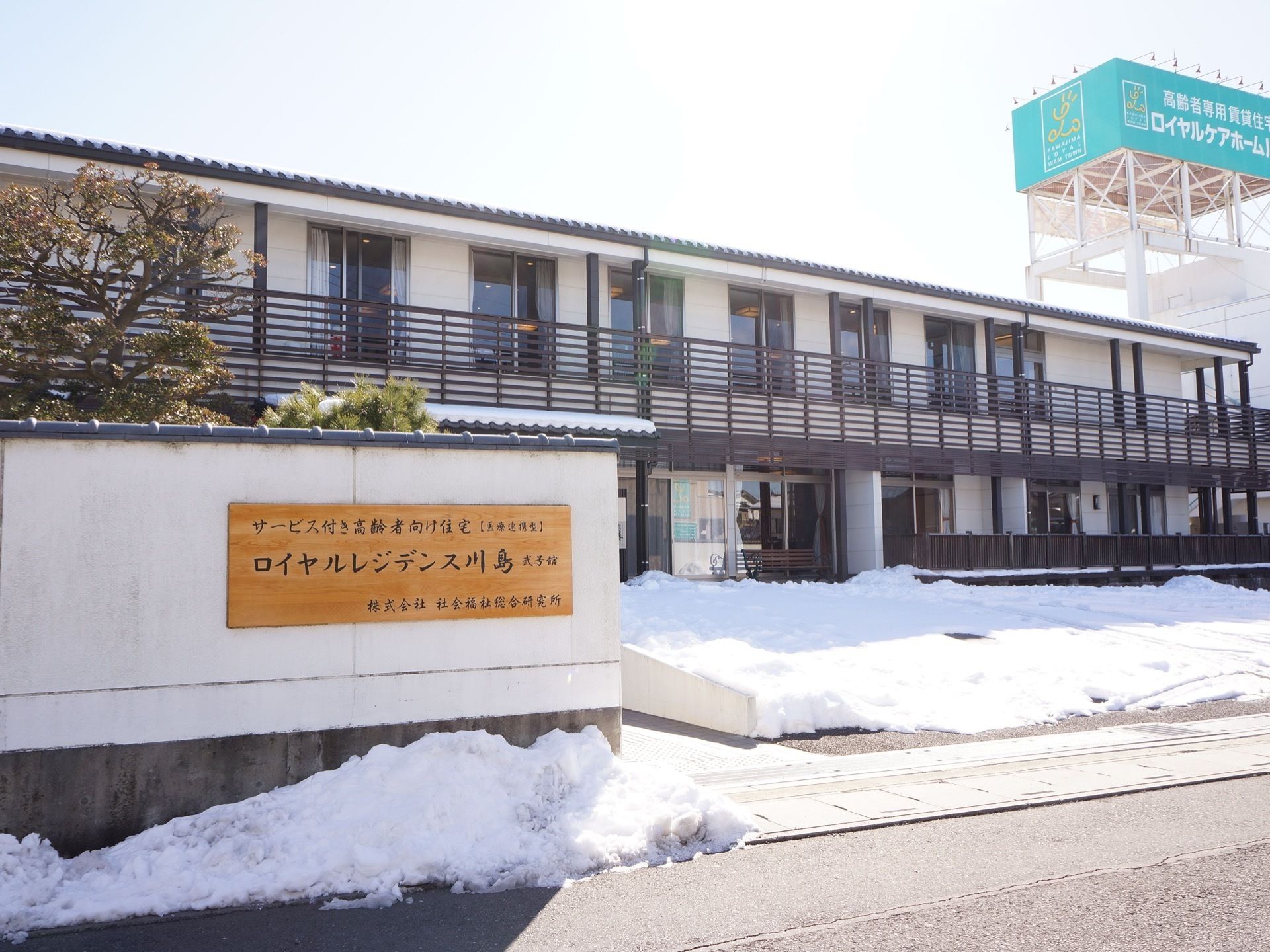 ２階建ての施設である。２階にはベランダがあり、窓ガラスが多く設置されているので、日光が室内に差し込み明るい。