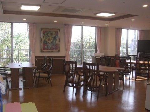「ロイヤルレジデンス東所沢」の食堂。ゆとりを持ちながら、綺麗な家具を設置している。