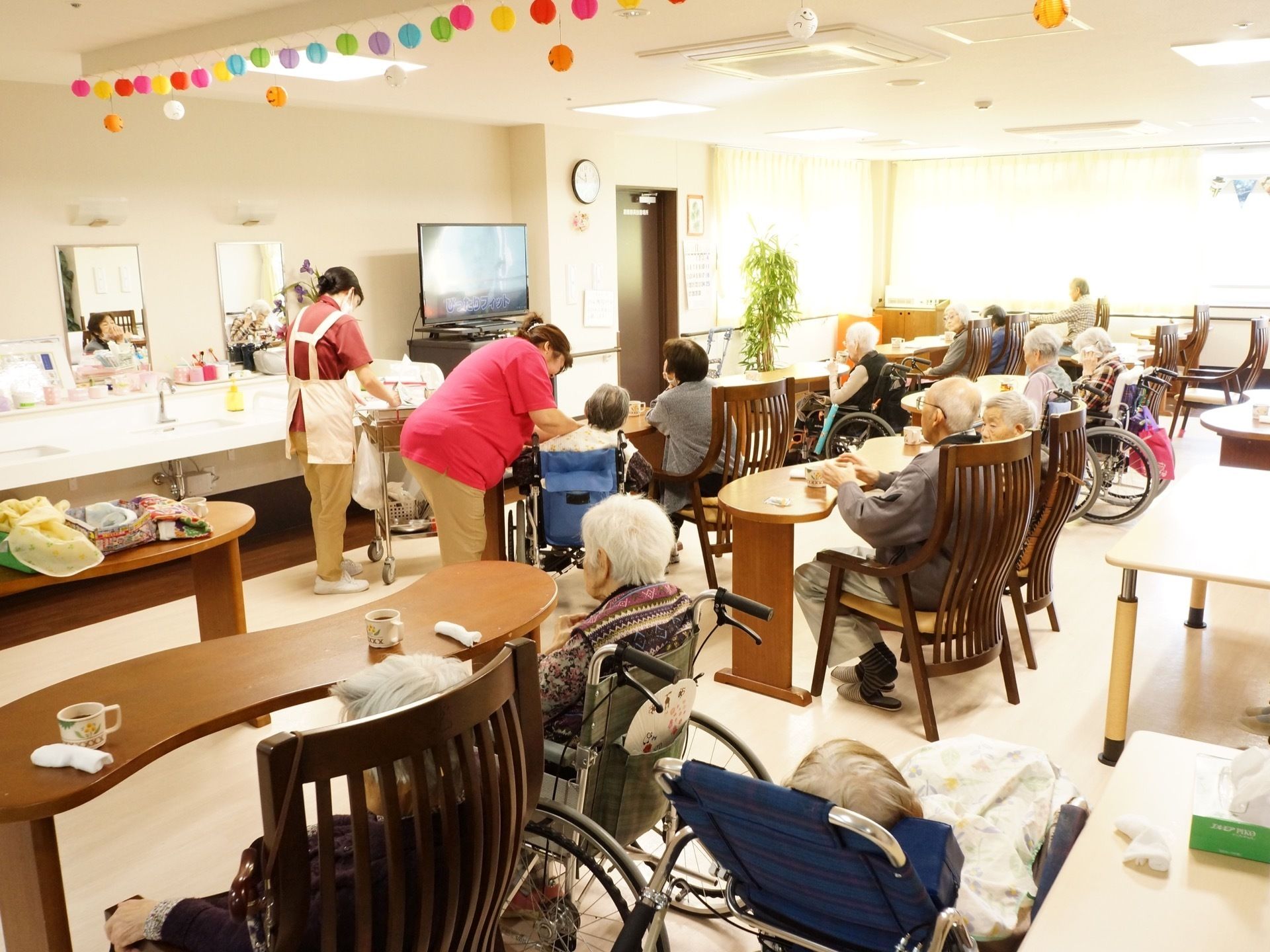 多くの入居者様を同時に収容できる共有スペース。窓が広く取られており、採光により広い室内が明るくなっている。