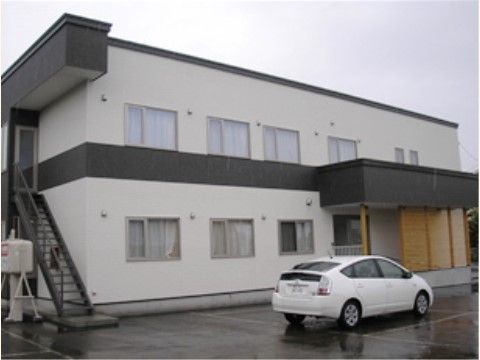 白を基調とした2階建ての落ち着いた雰囲気で、建物脇に階段が付いている。1口付近まで車をつけられるので、アクセスが便利である。