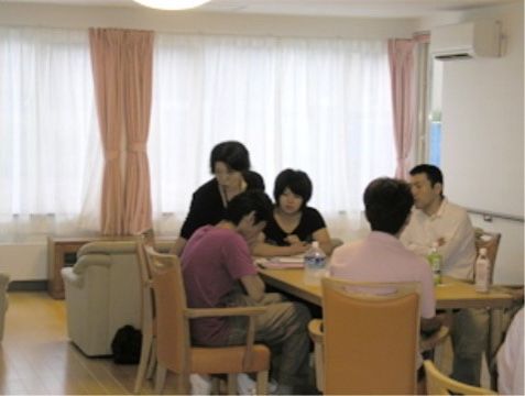 入居者様同士が交流できるスペースで、窓が大きく明るいで、木製のテーブルセットが設置されており、休憩にも利用できる。