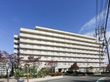 マンションのような形をしている介護施設の外観