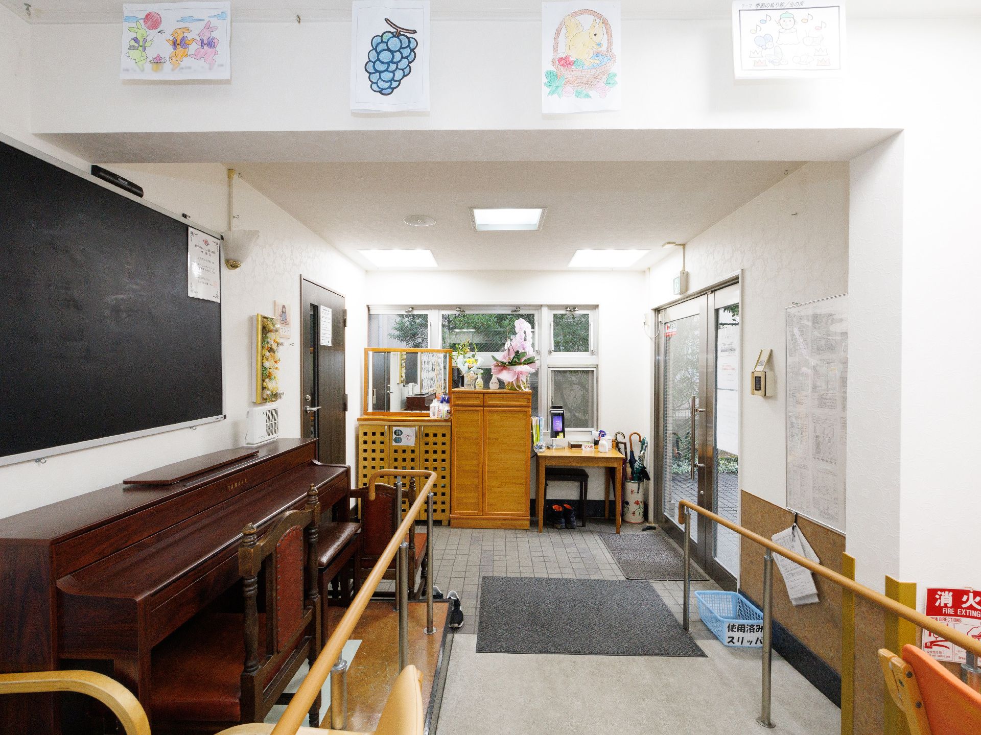 段差があまりなく、手すりが取り付けられている玄関