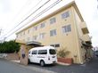 広い駐車場が隣接している茶色い屋根の介護施設