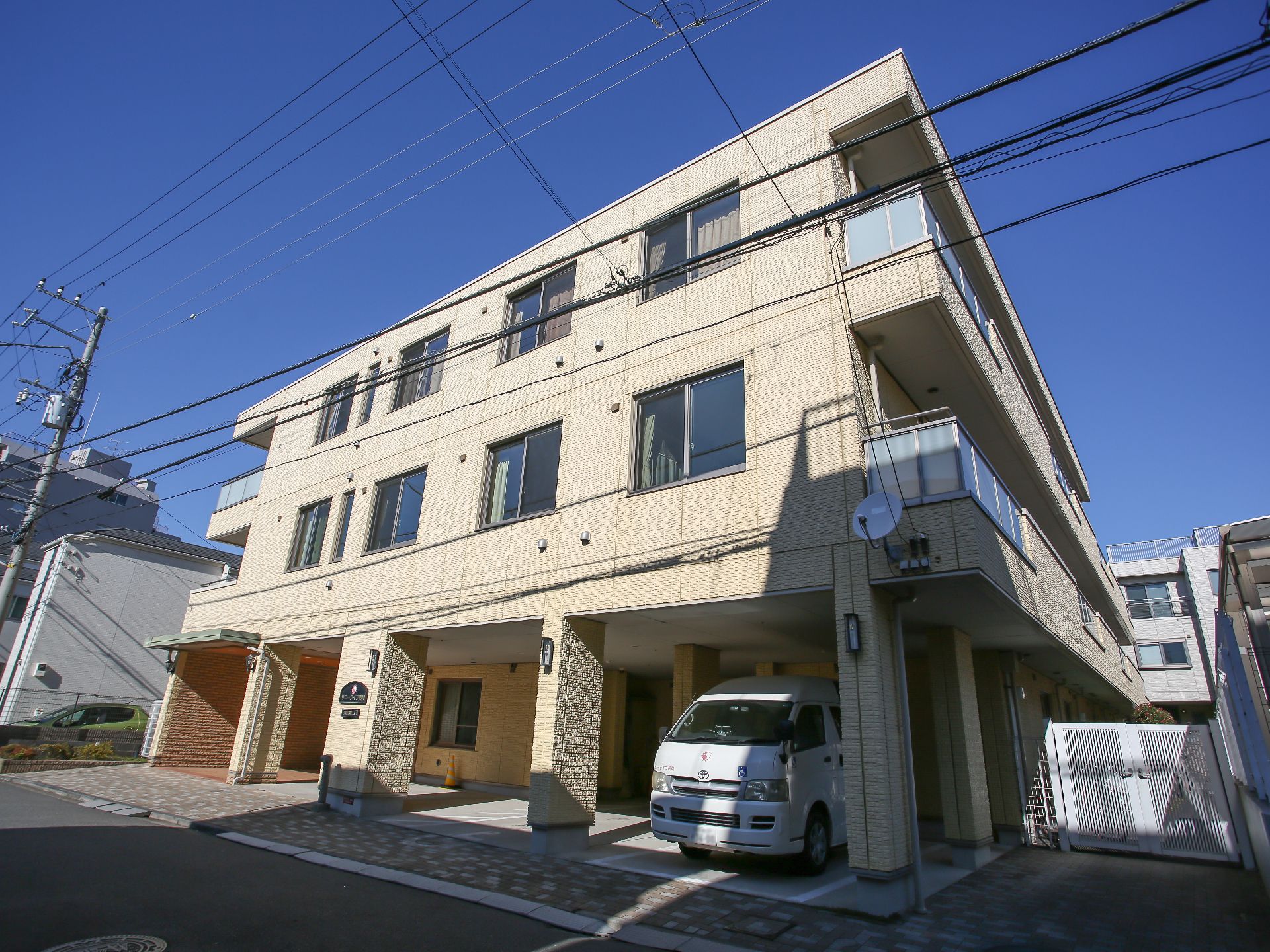 施設の車が停まっている様子の外観