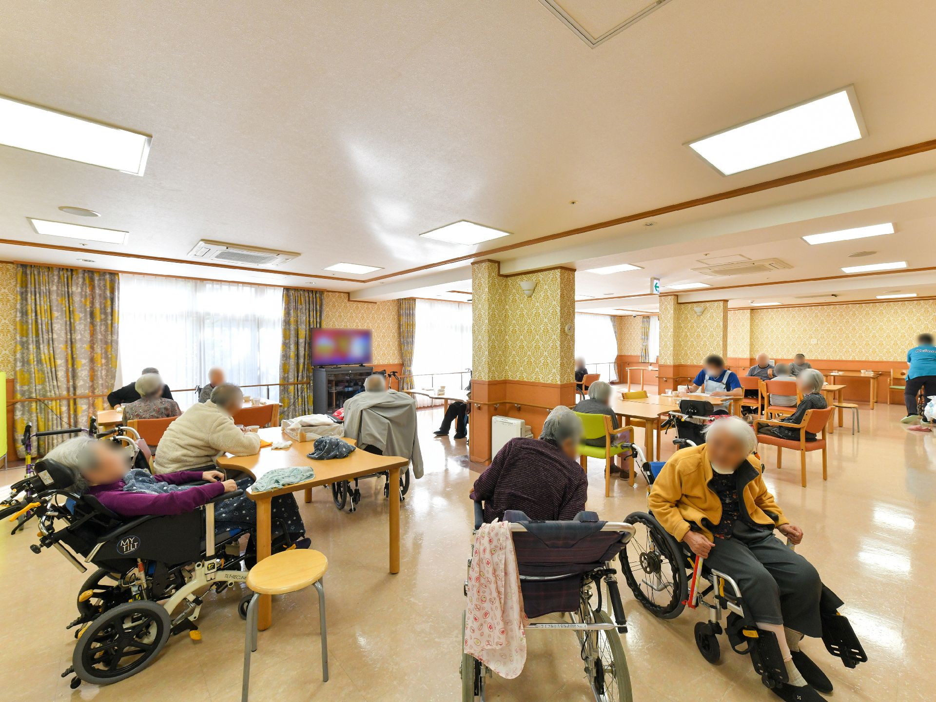 入居者の方が座ってテレビを見ている様子の食堂