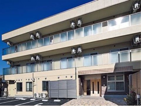 ３階建ての当施設は、マンションのような外観である。自立した生活を楽しめるよう、バリアフリー構造にしている。