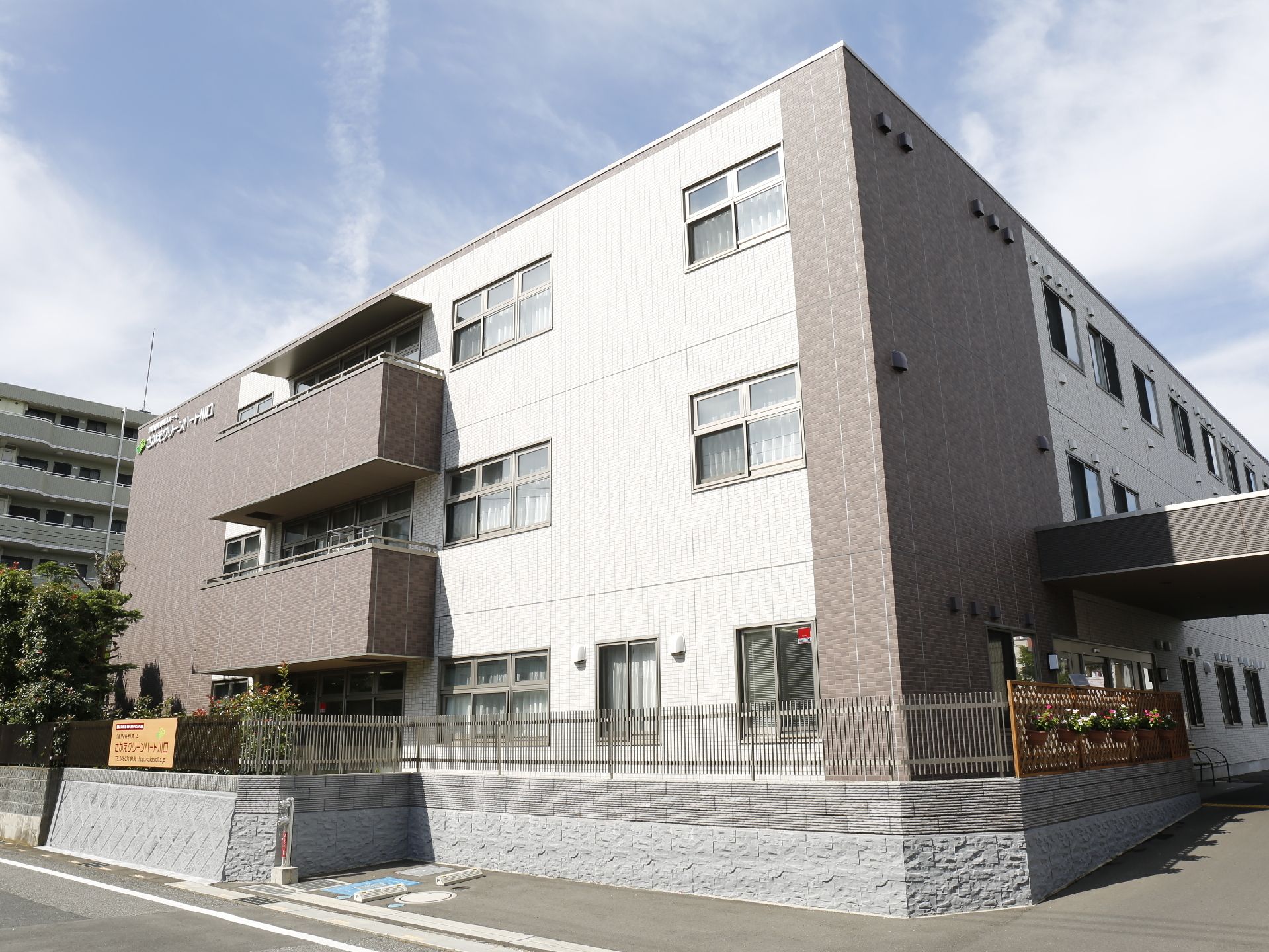閑静な住宅街にある、明るい茶色と白を基調とした介護付有料老人ホーム。入り口が車道から左に入った所にあるので安心。