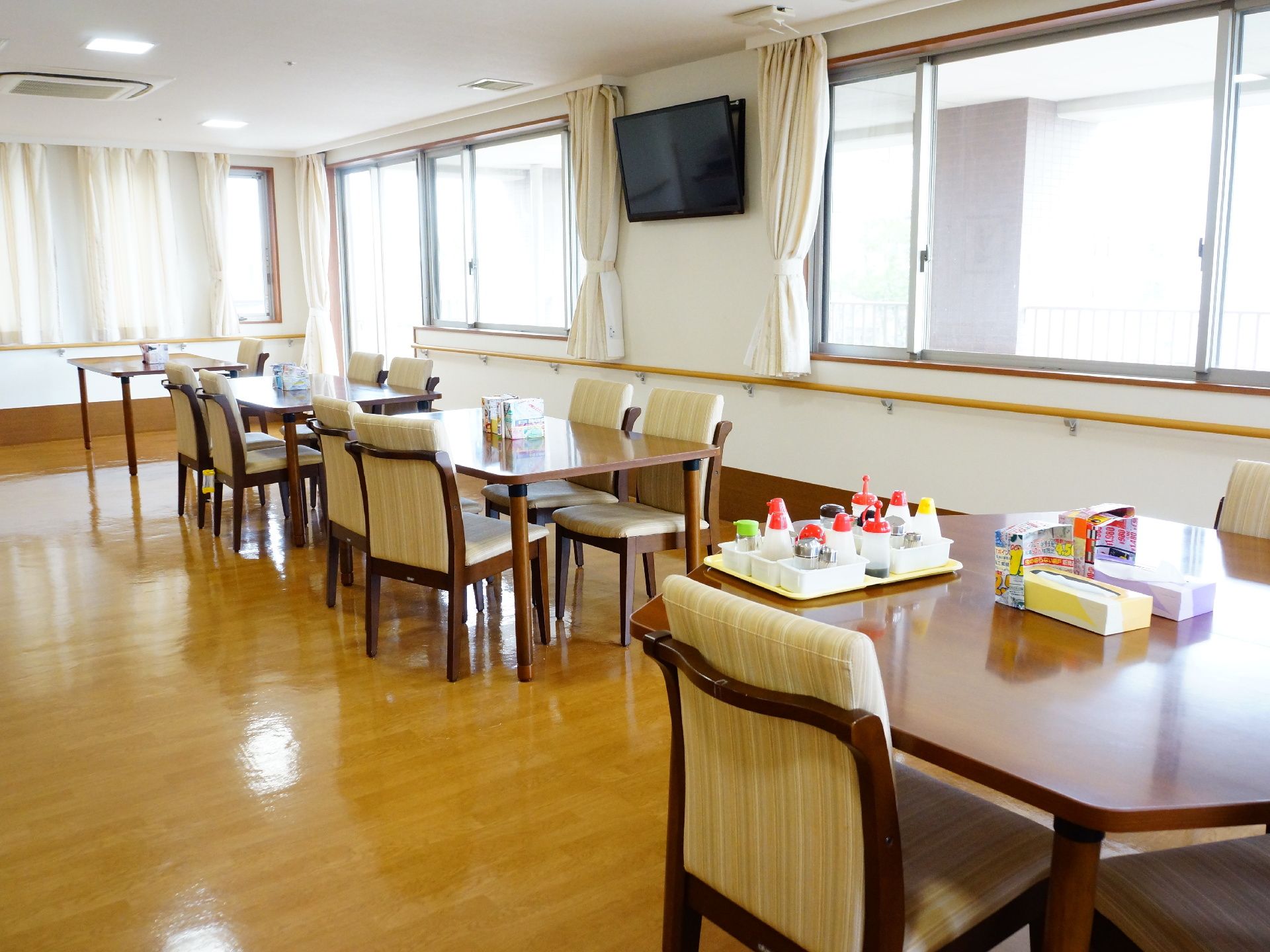 広々とした食堂には液晶テレビが完備されています。また、テーブルやいすは広いので落ち着いて食事が可能。