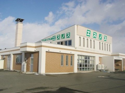 「エスノス六戸福祉センター サービス付き高齢者向け住宅ひより苑」の外観。デイサービスを設けている。
