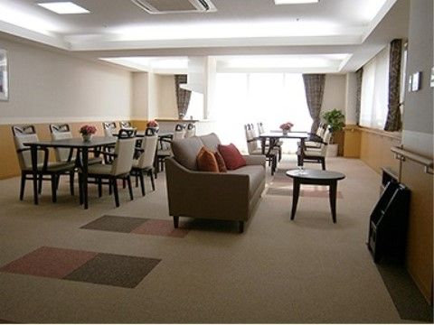 「日生オアシス朝霞」ソファが置かれたスペースが館内にはございます。